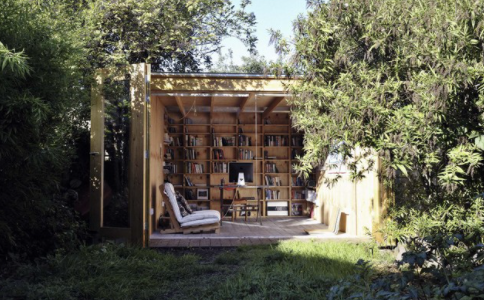 Magazie transformată într-un birou cu deschidere către grădină