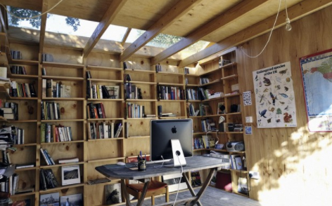 Magazie transformată într-un birou cu deschidere către grădină