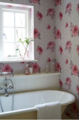 5 stiluri de tapet inspirate din natură pentru o baie mai relaxantă