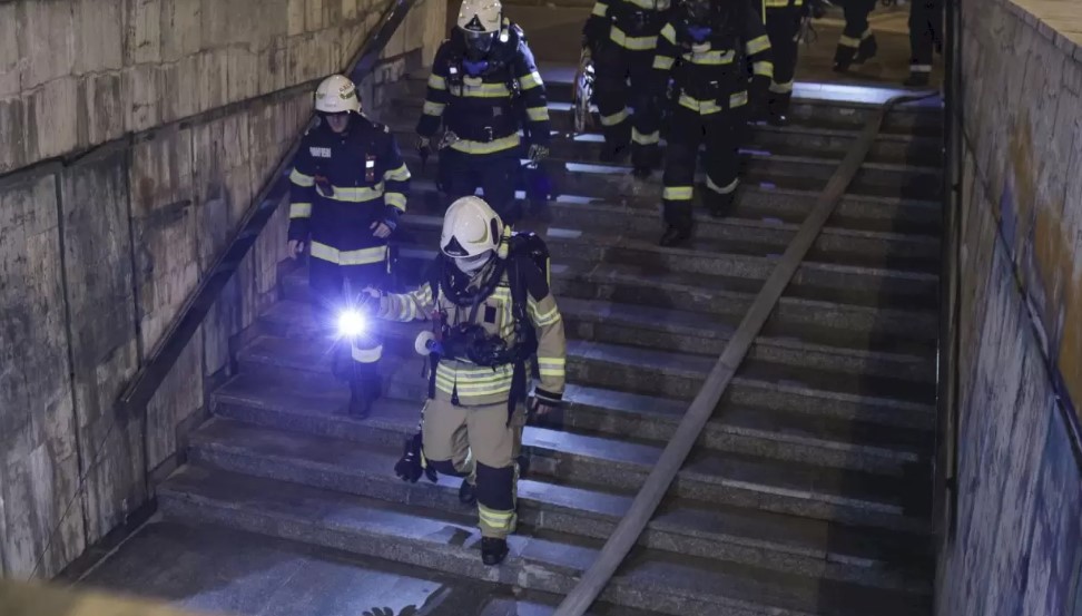 Un incendiu a izbucnit în metrou luni seară. Pompierii intervin la stația „Titan”.