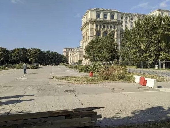 Au fost doborâți copaci la Palatul Parlamentului, în spatele gardului înalt al clădirii, zona rămâne închisă bucureștenilor