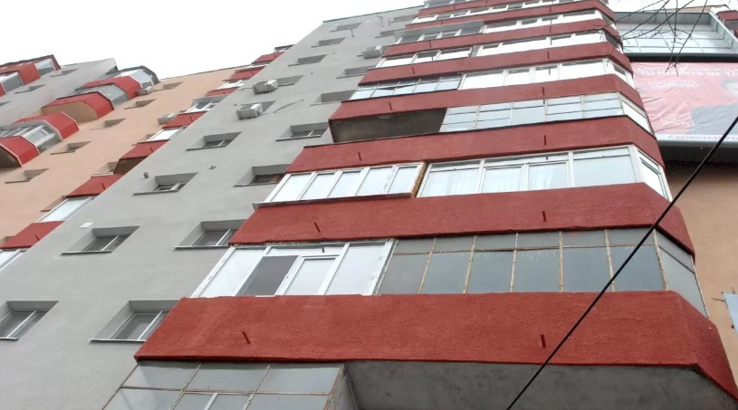 Într-o zi, a avut loc o a doua sinucidere în București. O adolescentă a sărit de la etajul patru al unui apartament din Sectorul 1