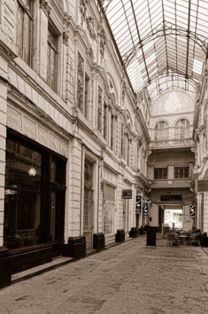 Atenție, bucăți din centrul vechi cad. Pasajul Macca-Villacrosse din București nu a fost niciodată consolidat și nici pe vreo listă de remedieri
