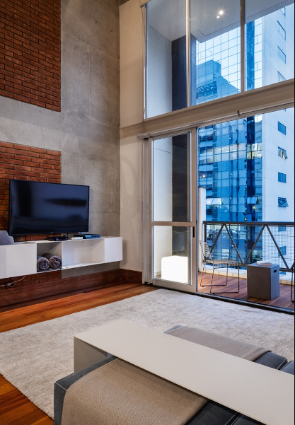 Un apartament închiriat primește o remodelare completă prin mobilier personalizat