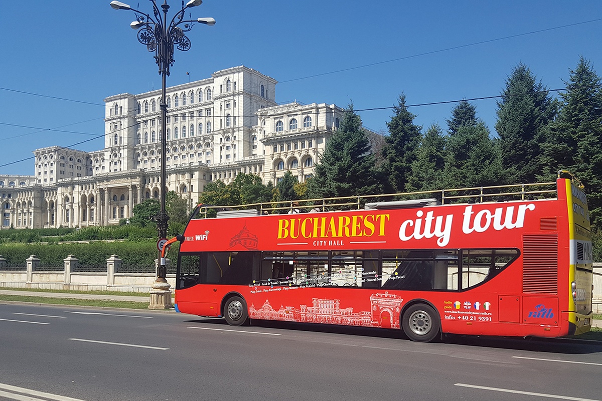 Traseul turistic Bucharest City Tour se va relua. STB SA cumpără 6 autobuze cu etaj pentru turul orașului