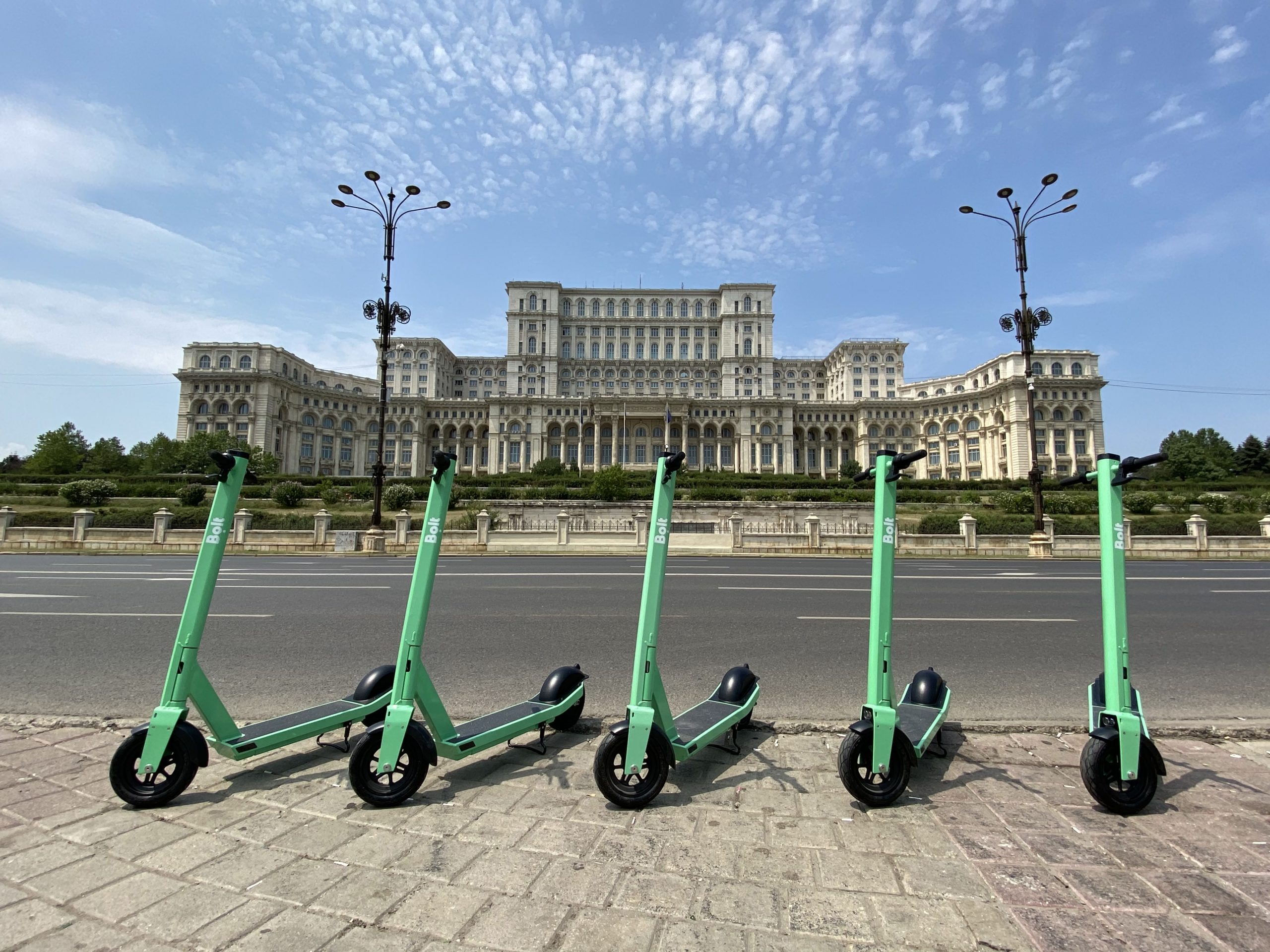 Primăria Capitalei recomandă ca trotinetele electrice închiriate în București să poată fi conduse doar de persoane peste 14 ani, să aibă actul de identitate asupra lor și să respecte regulile de circulație