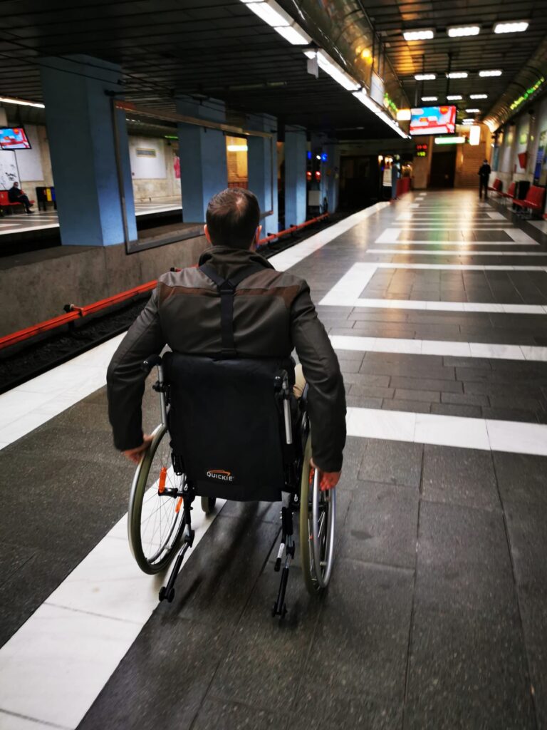 Trotuarele din apropierea spitalelor, instituțiilor publice, parcurilor și piețelor din București vor fi accesibile persoanelor în scaun cu rotile. CGMB speră că proiectul va fi gata în 8 luni
