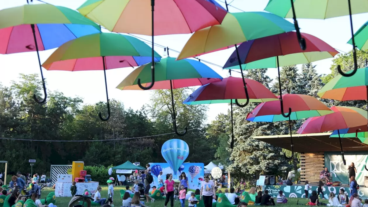 Mic festival de familie în Parcul Grădina Icoanei din București. În weekend, copiii pot învăța despre durabilitate și reciclare prin jocuri și artă