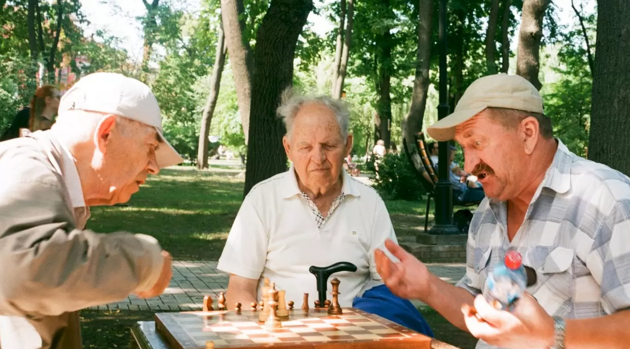 Un loc de întâlnire în Parcul Bazilescu, Sector 1, pentru bătrânii cei mai afectați de singurătate