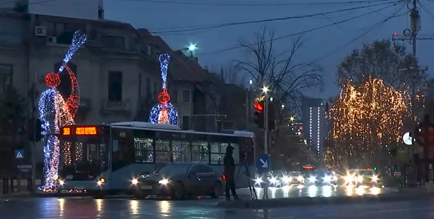 S-au aprins luminile de Crăciun din București. Ce artere ale orașului pot admira decorațiunile