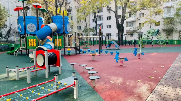 Locuri de joacă modernizate cu echipament din Suedia, în București
