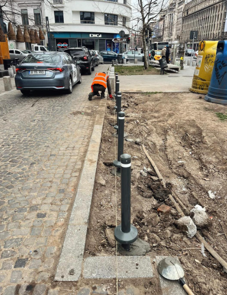 Lucrări pe Strada Mihai Eminescu din centrul Capitalei: se repară trotuare și se instalează stâlpi. De asemenea, se creează și noi locuri de parcare