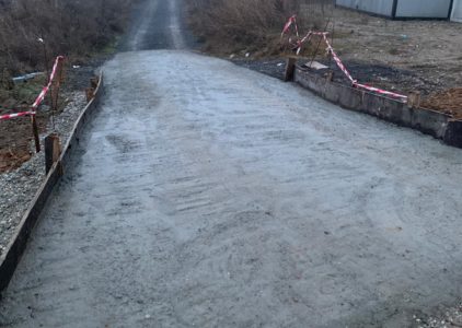 Primul segment de drum, imediat după ce a fost turnat betonul