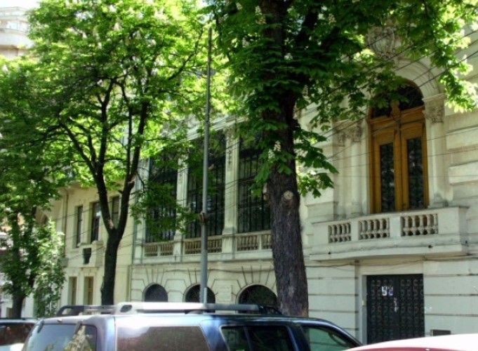 O casă boierească cu statut de monument istoric, construită în 1894 după planurile arhitectului francez J. E. D'Alfonse de St. Omer, faimos în Bucureștiul sfârșitului de secol. Case este pe dealul Mitropoliei și este scoasă la vânzare cu 1.750.000 de euro (1.275 euro/metrul pătrat)