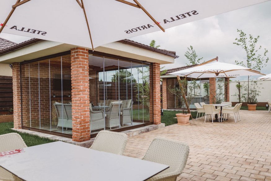 Restaurant La Conac Balotești oferă clienților o terasă mare, cu umbrele mari pentru a-i feri de razele soarelui în zilele toride, unde se pot bucura de o băutură răcoritoare având o gamă largă de alegeri din meniu bogat al restaurantului