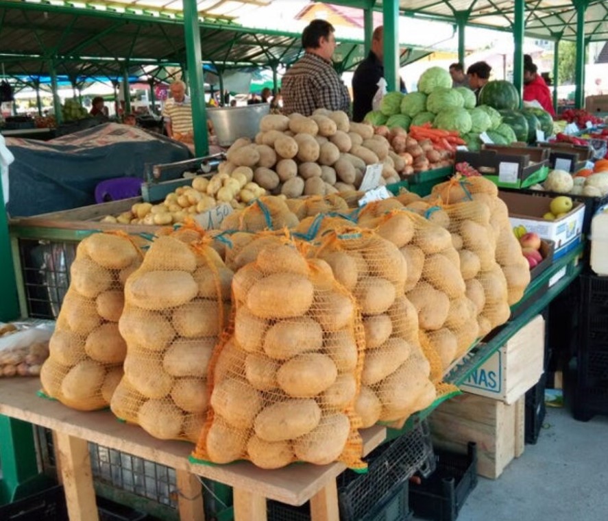 Tarabe, peste tarabe, toate ticsite de produse românești aduse direct de către producători și oferite spre vânzare sub prețul celor din magazine