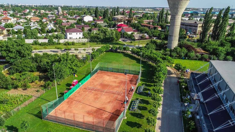 Terenul de tenis din incinta Clubul Sportiv Chitila este amenajat pe mărimea celor ale competițiilor internaționale. Terenul beneficiază și de nocturnă proprie. Clubul sportiv are și un spațiu închis cu un teren de fotbal