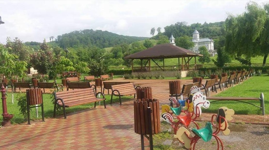 Parcul din Tamași, comuna Corbeanca, un loc verde plin de băncuțe pe care poți să stai, iar pentru cei mici, un spațiu de joacă
