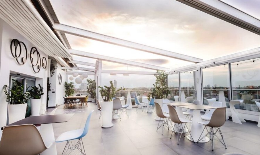 Sky Bar este primul roof top din București, cel mai inovator proiect care a apărut din aspirația de a aduce un loc inedit în București