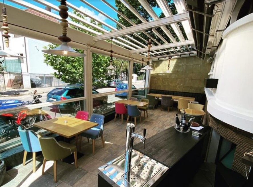 Cu o atmosferă discretă și imbietoare, terasa Uptown Restaurant este perfectă pentru o întâlnire romantică