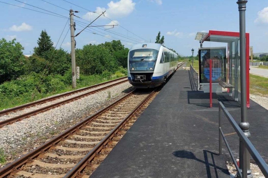 Stația de tren Mogoșoaia deservește linia de tren București - Urziceni pe care circulă trenurile CFR. Stația de tren a fost renovată în anul 2019 fiind creat un spațiu de așteptare special amenajat și un tabel care cuprinde cursele care urmează să fie efectuate