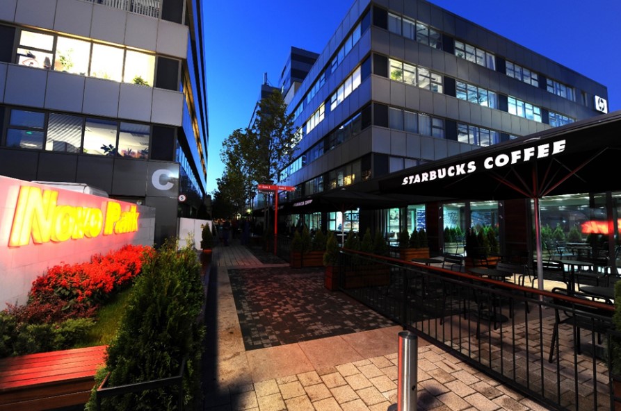 Între sedii de firme și complexuri rezidențiale se găsește Starbucks Coffe, chiar lângă Novo Park, fiind locul perfect unde să mergi pentru o pauză rapidă