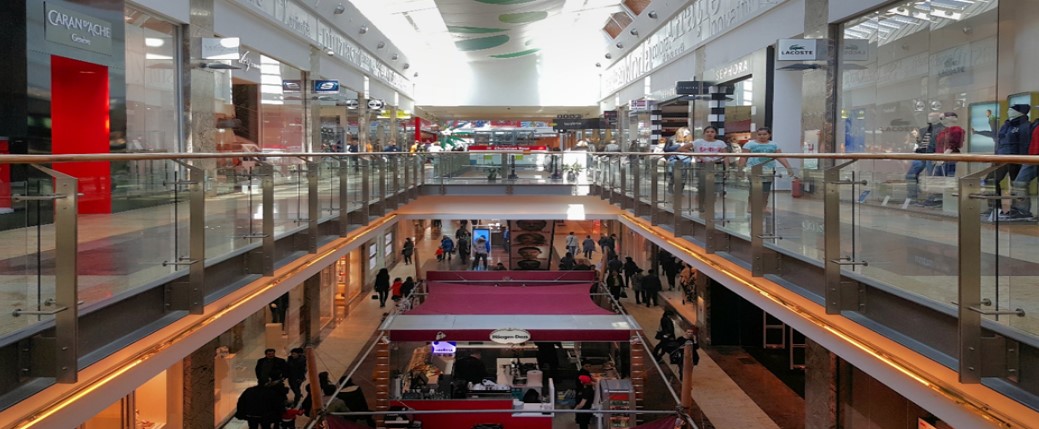 Culoarele centrului comercial Băneasa Shopping City, laturile cărora sunt ticsite de magazine cu diverse obiecte de activitate
