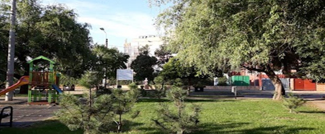 Parcul Dimitrie Pompeiu, pe cât de micuț, pe atât de plin de viață. În interior, pe lângă clasicele băncuțe pe care se poate sta, se află și un spațiu de joacă destinat celor mici