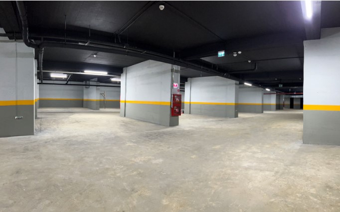 Parcarea subterană este situată pe două niveluri. Locurile de parcare nu intră în costul apartamentului.