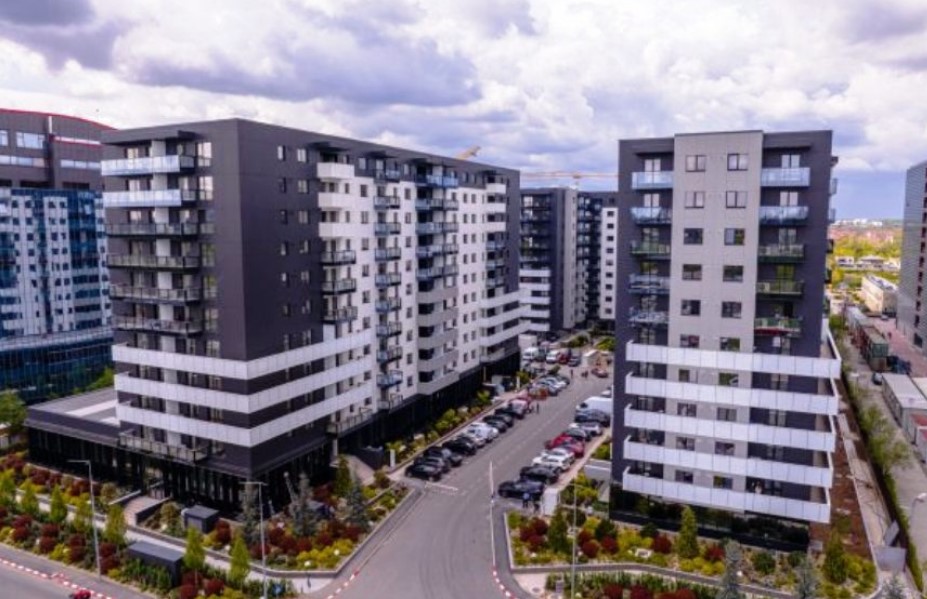 Cortina North însumează peste 1500 de apartamente și 2000 de locuri de parcare și 10000 metri pătrați de spații verzi. 